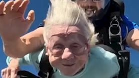 דורותי הופנר צונחת, צילום: Skydive Chicago מתוך טוויטר